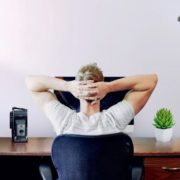 PCを眺めている男性