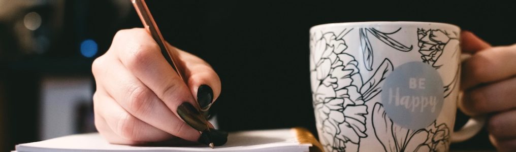 女性が文章を書いている