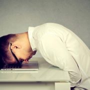 パソコンの前で落ち込む男性